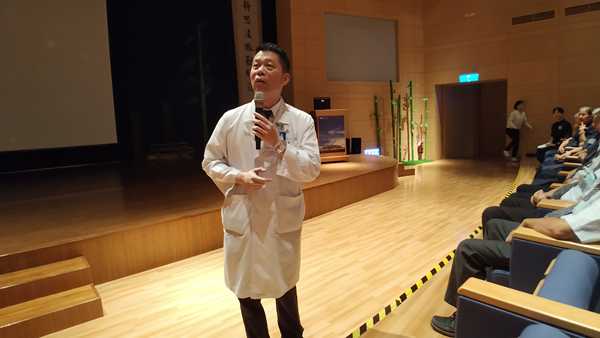 核子醫學科陳慶元主任代表全院同仁感恩懿德爸媽的關懷,也提醒爸爸媽媽要定期健檢注意自己身體健康。(江柏緯攝)