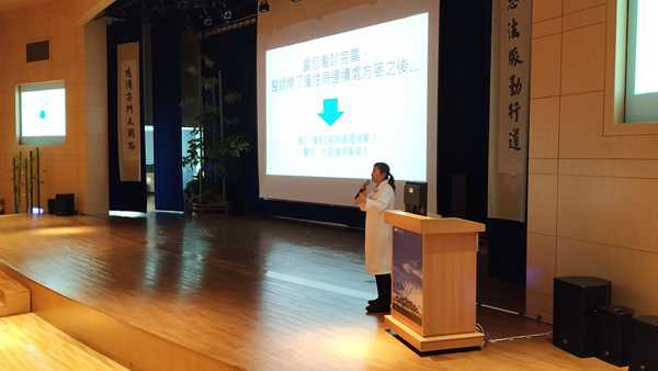 藥劑科主任李雅蓁分享藥劑科新推出的三項便民服務,讓大家能夠正確用藥。(江柏緯攝)