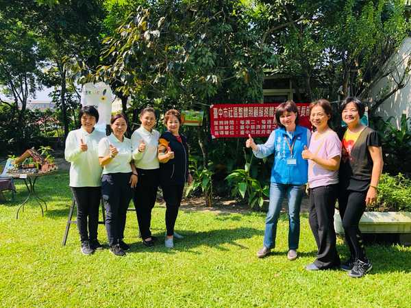 慈濟長照推展中心副召集人莊淑婷(左三)與同仁付出,獲地方人士肯定。 (許凱婷攝)