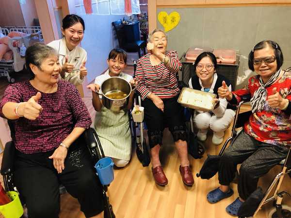 護理之家同仁與住民共享幸福補冬。(護理之家提供)