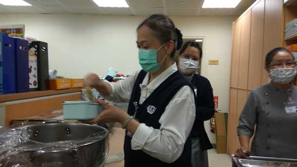 醫事室同仁感恩師兄姊送來點心,暖胃又暖心。(曾秀英攝)