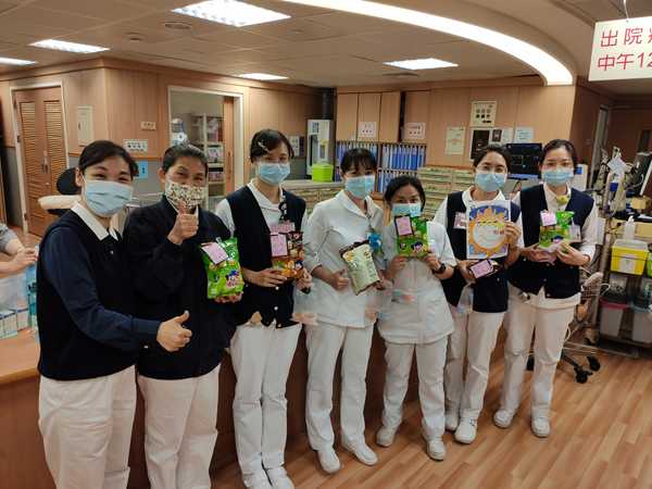 10A護理師們捧著綠色乖乖開心與師姊們合照。(江柏緯攝)