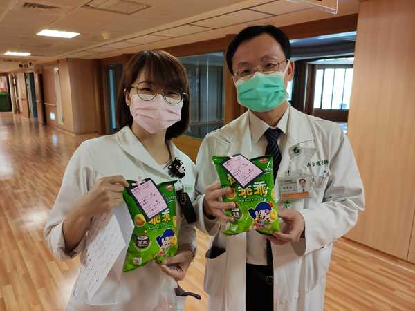 林金瑤醫師(右)與廖品淳專師(左)巧遇師兄姊,立刻收到綠色乖乖的愛心祝福。(江柏緯攝)