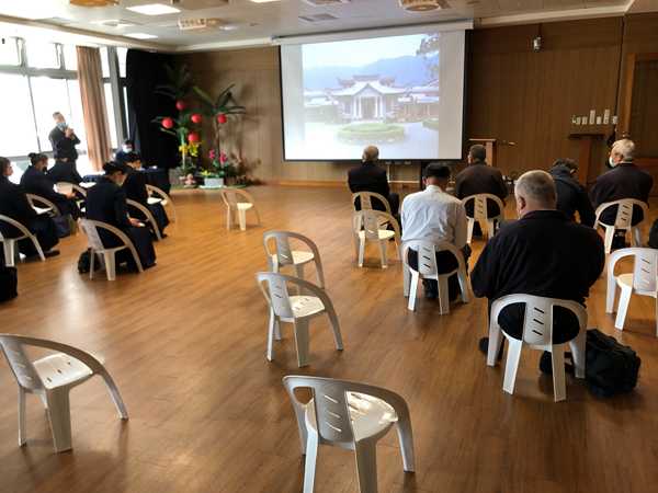 人文組組長胡進忠(左圖左一)參加中區合心共識會(右圖)報告募心募愛行動執行方式。(胡毓茹攝)