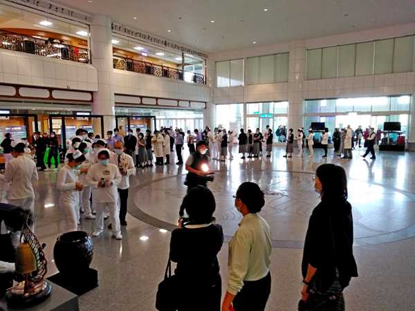 同仁們將平日竹筒累積的零錢投入陶甕,落實行動發揮安定人心的作用。(上二圖曾秀英攝;下二圖胡進忠攝)