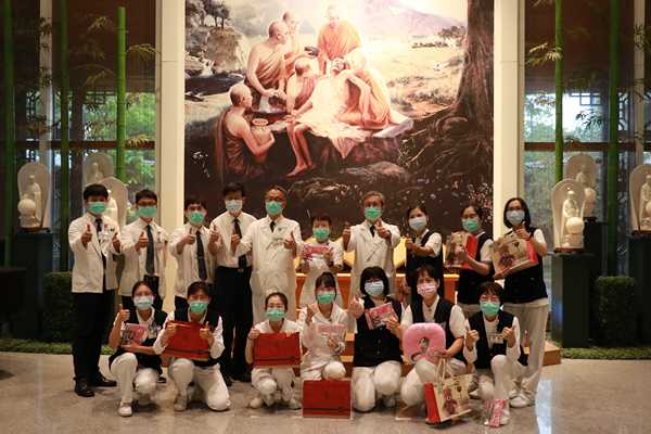 與會主管、醫師與護理師合影。（賴廷翰攝）