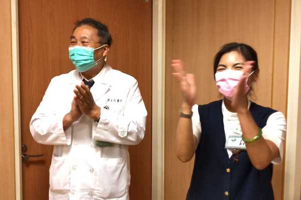 內科部主任宋育民趁空檔走出診間邀請民眾給偉大的護理師掌聲鼓勵。(呂榮浩攝)
