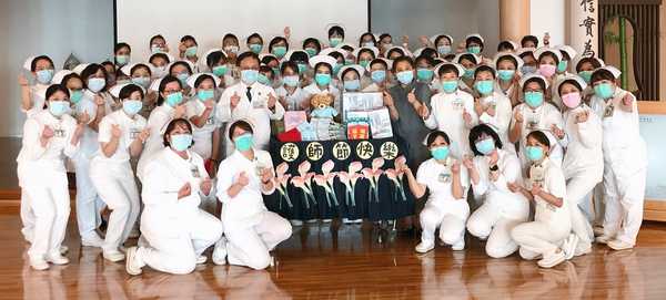 簡守信院長、莊淑婷副院長及護理部主管與優良護理同仁合影。(趙永芳攝)