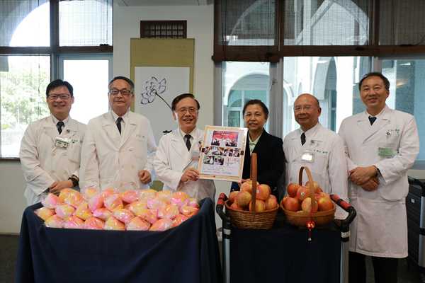 院長室主管送上祝福卡片為簡院長慶生。（曾秀英攝)