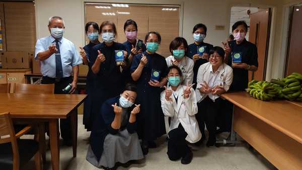 社會服務室家族成員開心合照。(裘君慧攝)