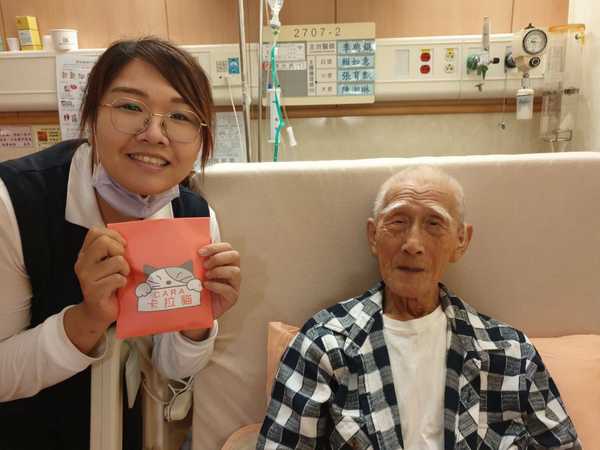 林君蔓收到封師兄送的小禮物,開心合影,(陳玟諭提供)