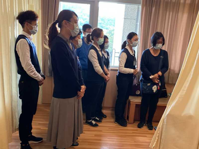 醫事室主管與病歷組同仁一早至病房與封春芳師兄說愛道別。(郭翠花攝)