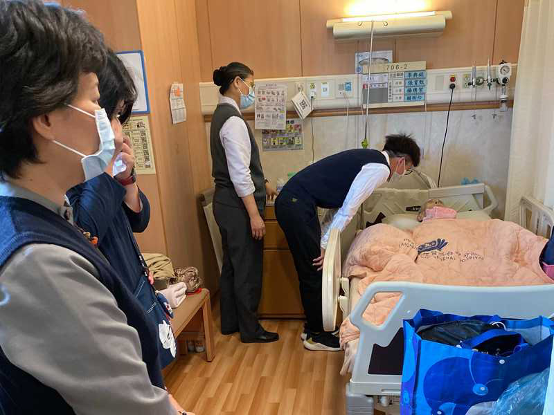 醫事室主管與病歷組同仁一早至病房與封春芳師兄說愛道別。(郭翠花攝)