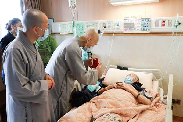 張文國師兄（右）告訴精舍師父，他最大的的心願是到花蓮當「無語良師」。（賴廷翰攝）