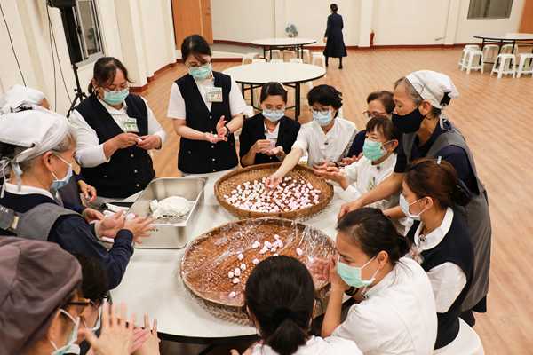 醫護同仁與第四聯區志工一起搓湯圓。（賴廷翰攝）