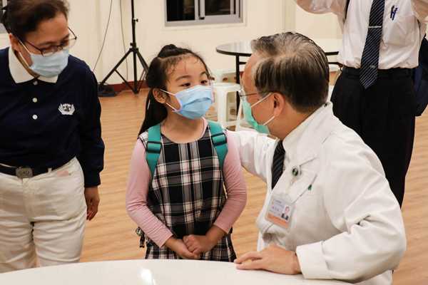 7歲蔡佳叡（中）小朋友告訴簡守信院長未來志願要當醫師。（賴廷翰攝）