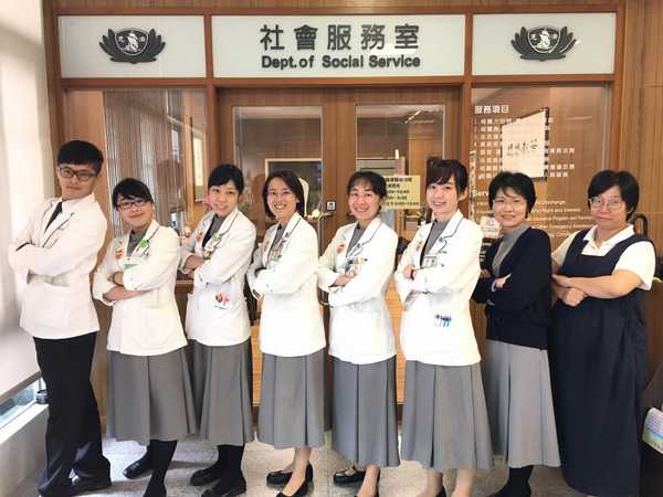 社會服務室全體同仁合照張李基(右一)、黃娟娟(右二)、林怡嘉主任(右四)(社會服務室提供)