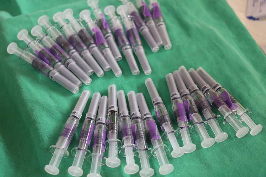 李宇正醫師指出,今年四價疫苗涵蓋兩種A型、兩種B型流感,保護的範圍與效力更廣。(馬順德攝)