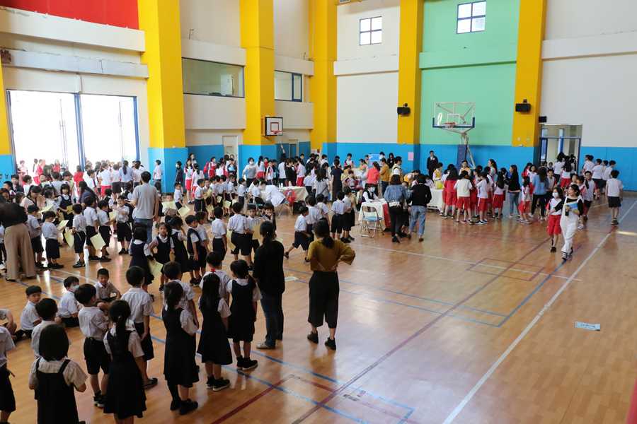 小朋友們聚集在體育館內等待施打疫苗。(馬順德攝)