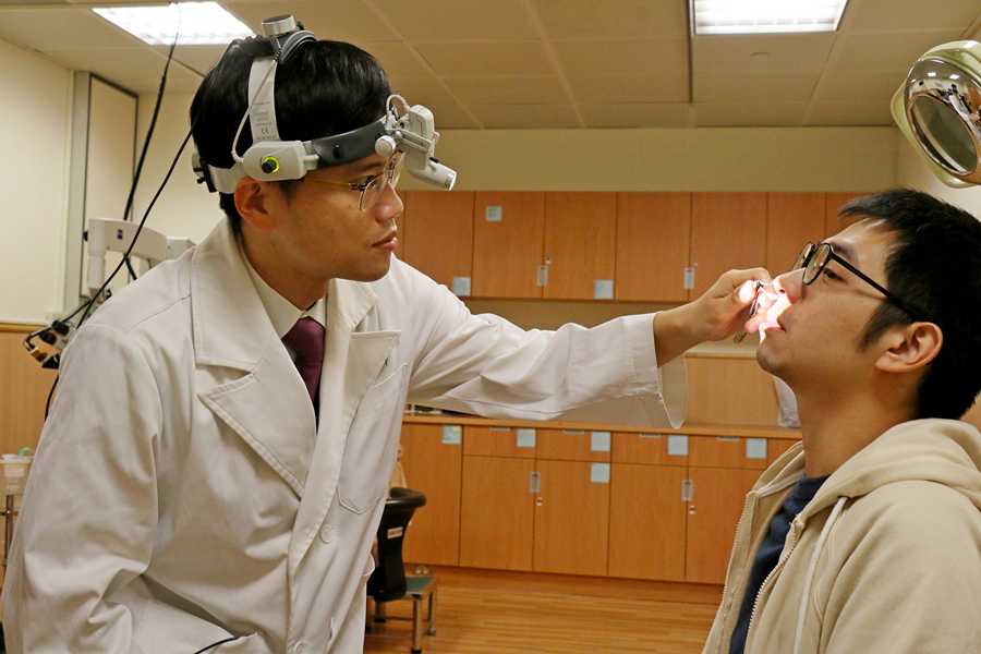 許原禎醫師為病人檢查術後復原狀況。(馬順德攝)