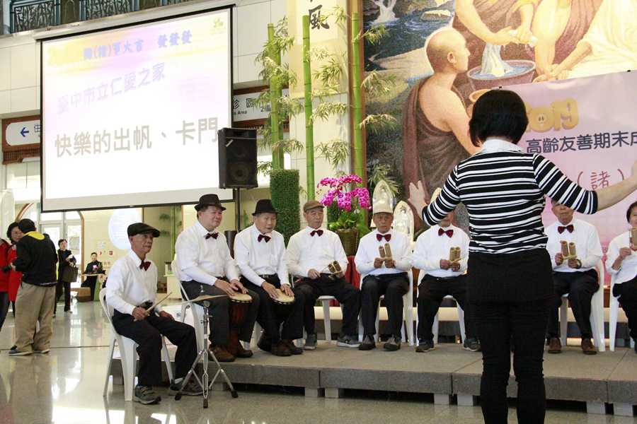 臺中市立仁愛之家動齡樂團樂器演奏成員曹爺爺(左)用生命演出。