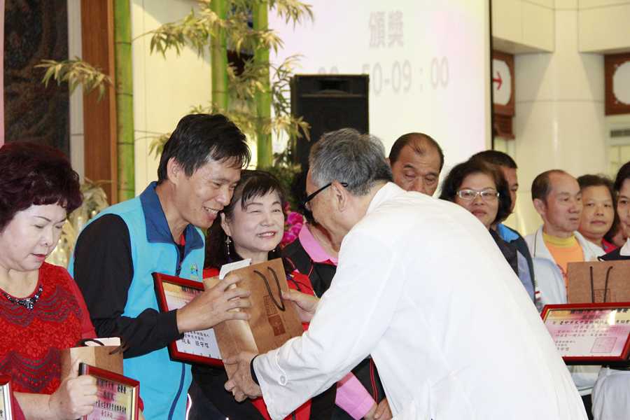 臺中慈濟醫院副院長王人澍(右)頒獎肯定社區付出。
