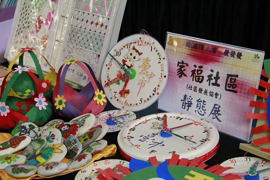高齡友善社區成果發表會展出長輩手工藝品。
