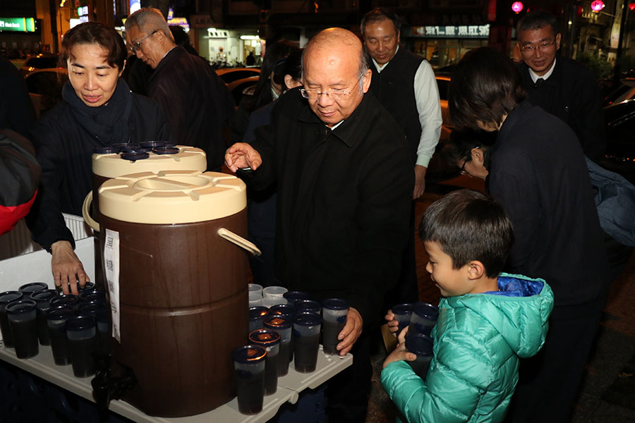 臺中慈濟醫院同仁將熱薑茶裝杯,準備分送街友。(賴廷翰攝)