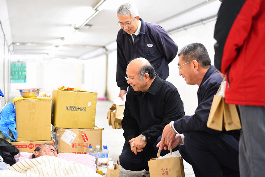 臺中慈濟醫院許權振副院長關懷街友。(李彥緰攝)