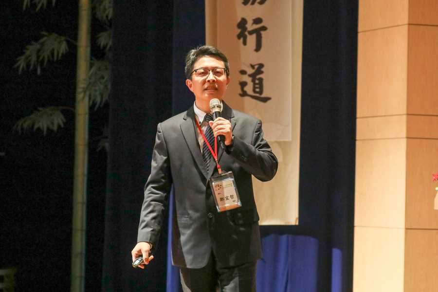 臺中慈濟醫院中醫家醫科主任鄭宜哲分享中醫社區化的推廣經驗。