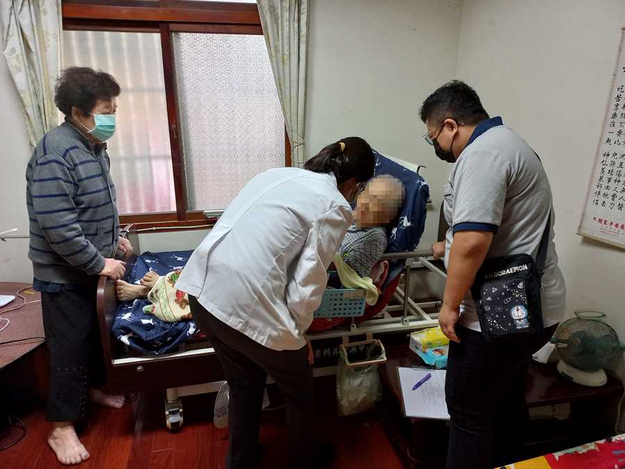 莊孟臻醫師（左）親切問候臥床長者。