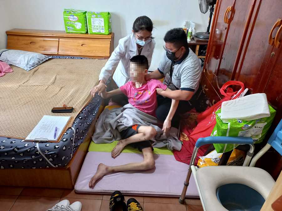 莊孟臻醫師（後）評估用鼻胃管灌食，改善病人嗆咳問題。