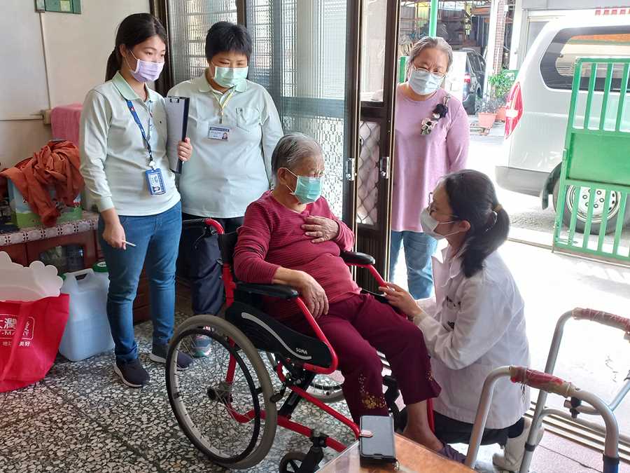 莊孟臻醫師（右）蹲下關心奶奶健康。