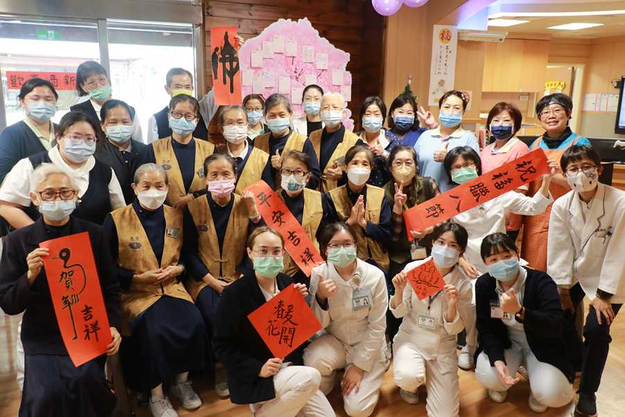 心蓮病房團隊陪伴病人及家屬度過暖心臘八節。（江柏緯攝）