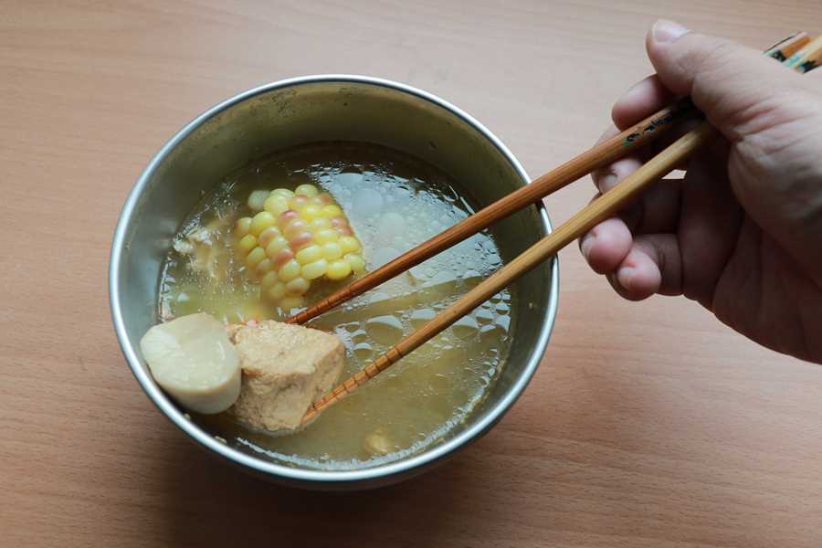 醫療志工以大補湯替代臘八粥，為大家補福氣、祝平安。（江柏緯攝）