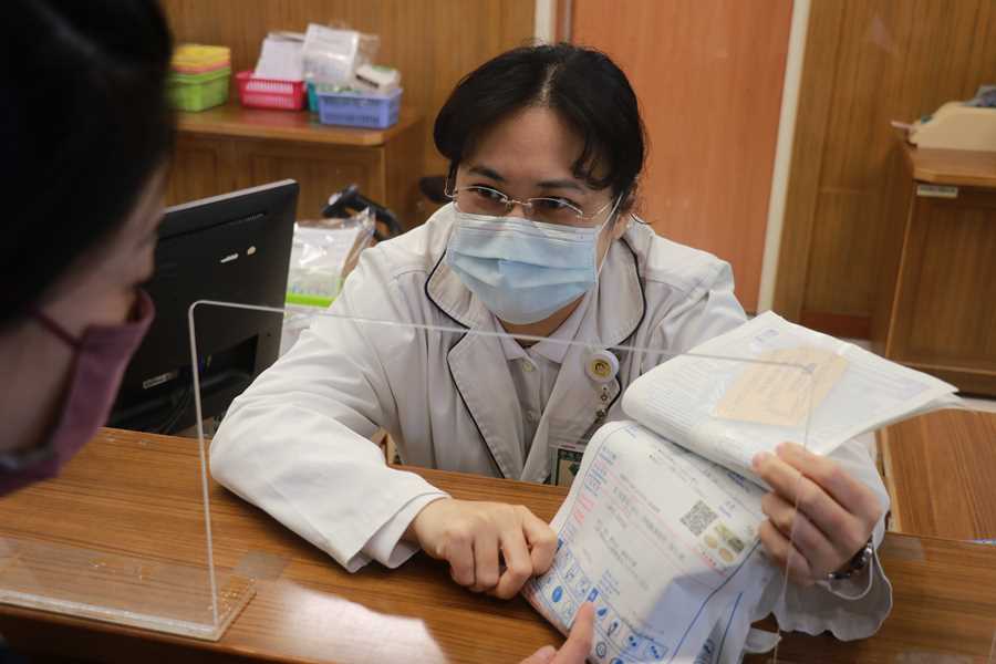 沈逸婷藥師提醒慢性病人春節要備妥藥物，飲食也要忌口。（呂榮浩攝）