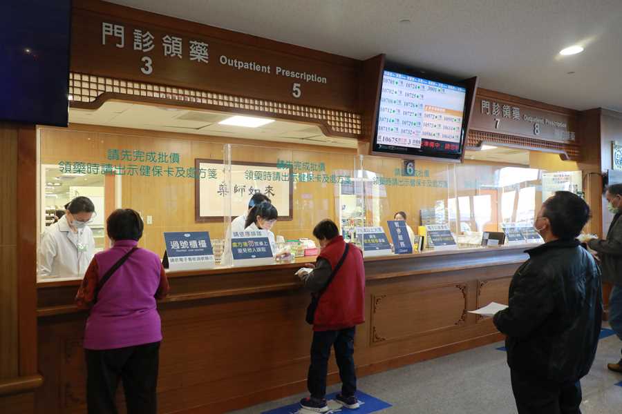 臺中慈濟醫院連續處方箋領藥可先撥打電話預約，免去等候的時間。（卓冠伶攝）