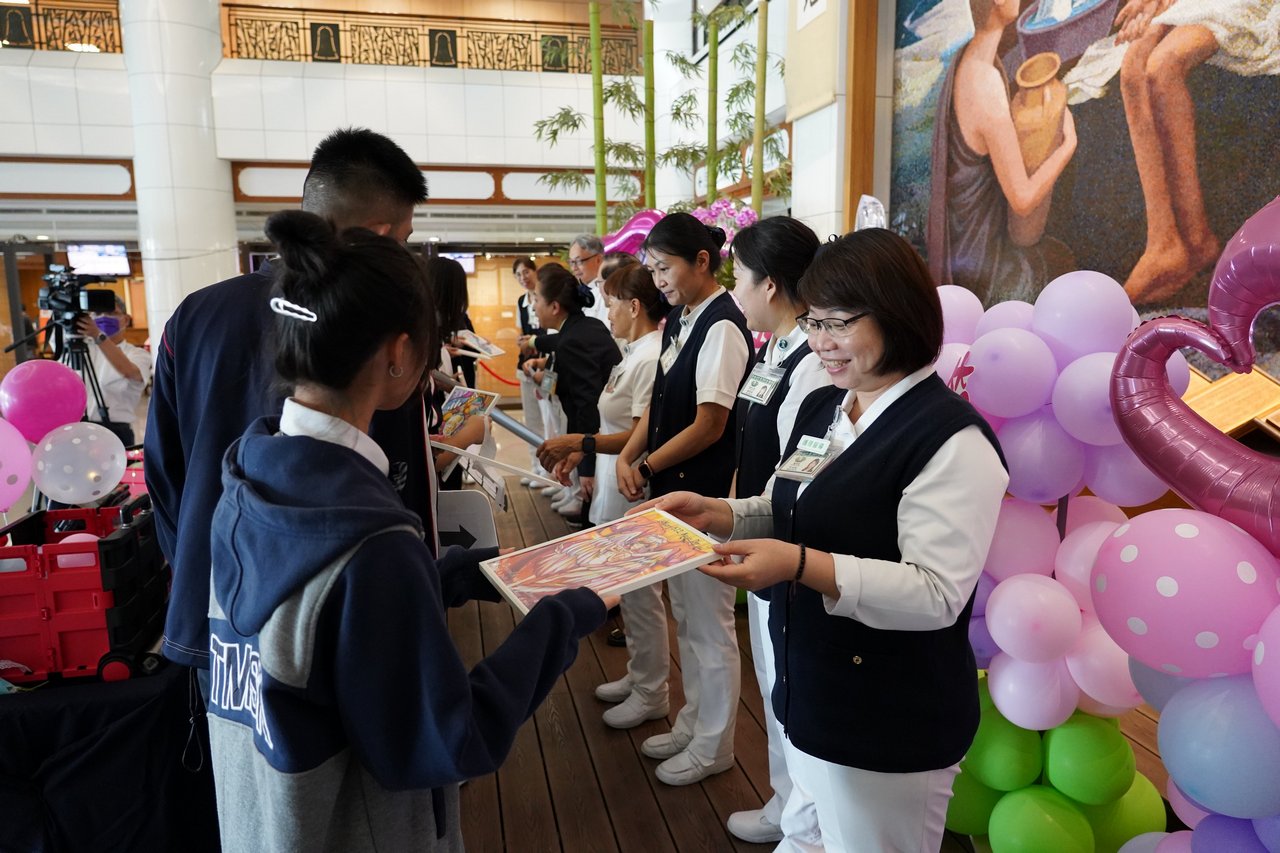 大明高中學生以青春熱情的藝術專業快閃台中慈濟醫院,送上手繪畫作和卡片給護理人員。