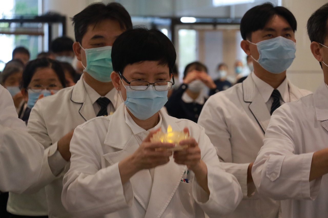 胸腔內科醫師張尚妙是虔誠佛教徒,他認為透過浴佛清淨內心,讓自己在醫療工作上更有耐心。