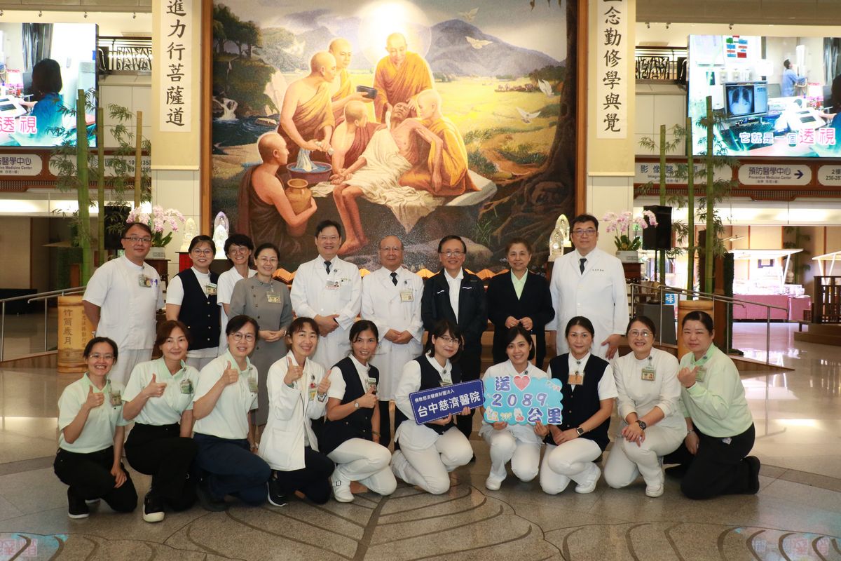 台中慈濟醫院院長室及護理行政主管29日中午齊聚，祝福即將出發前往柬埔寨義診的院長簡守信順利平安。（賴廷翰攝）