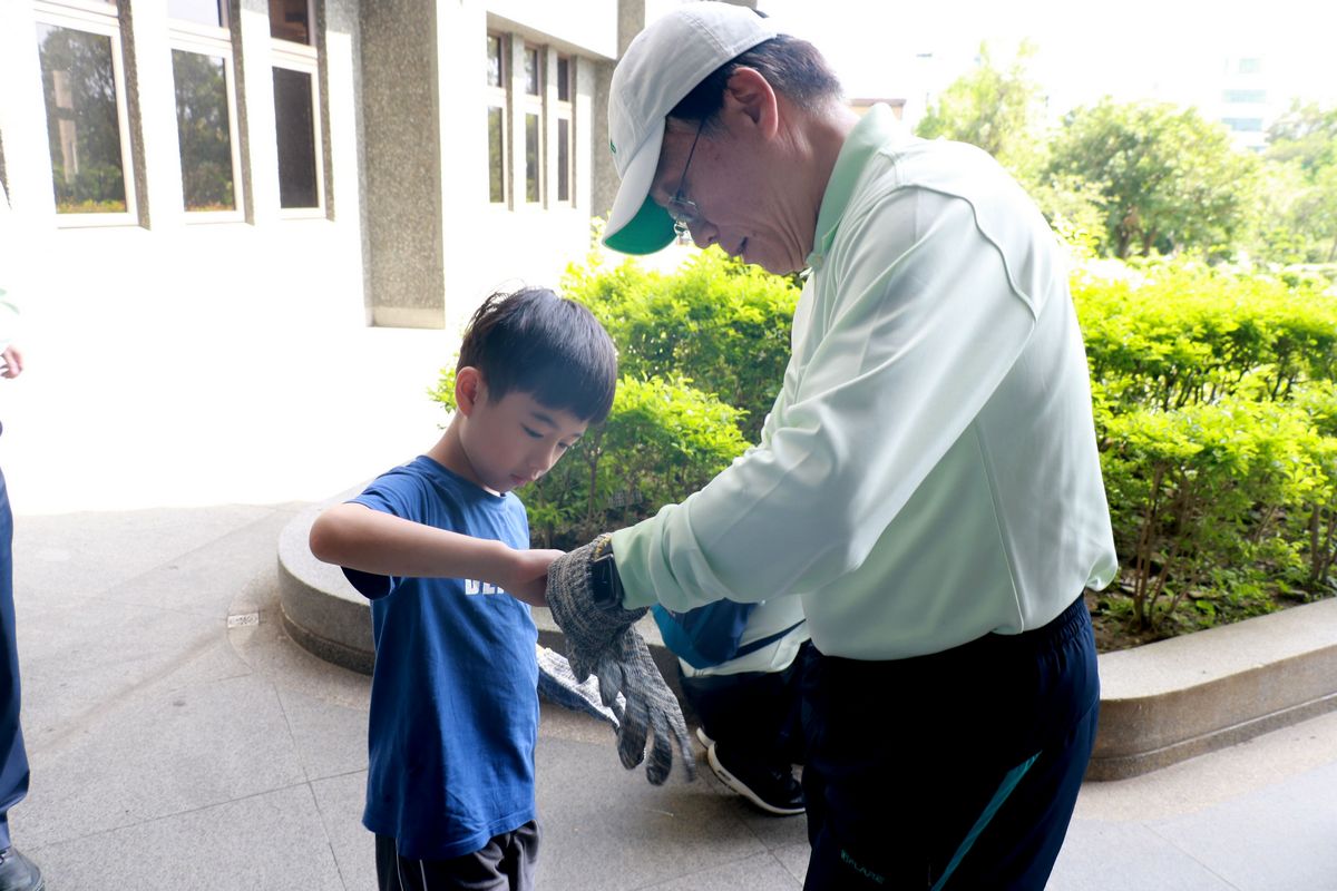 簡守信院長帶領孫子協助災後支援,實際瞭解颱風的災害影響。