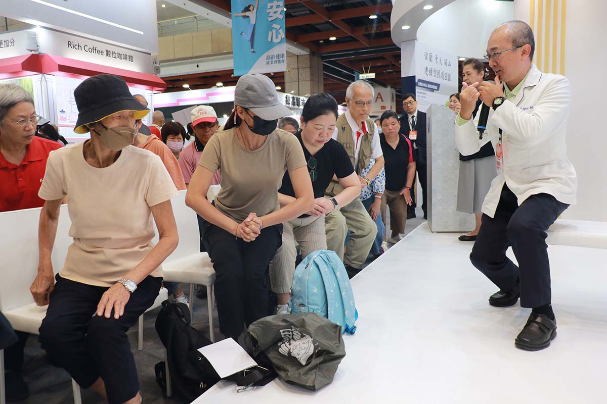 臺中慈院復健部技術主任林啟文（右）現場帶領民眾體驗「愛GO力 養肌金」健康操。