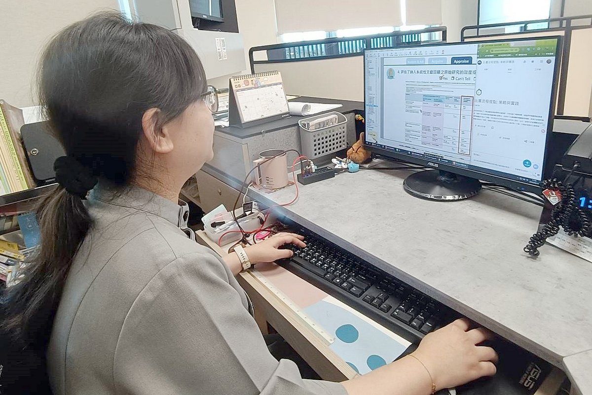 教學部張可欣在課後將錄製課程剪輯與轉檔，讓臨床工作繁忙的選手能在空閒時補課。（教學部提供）
