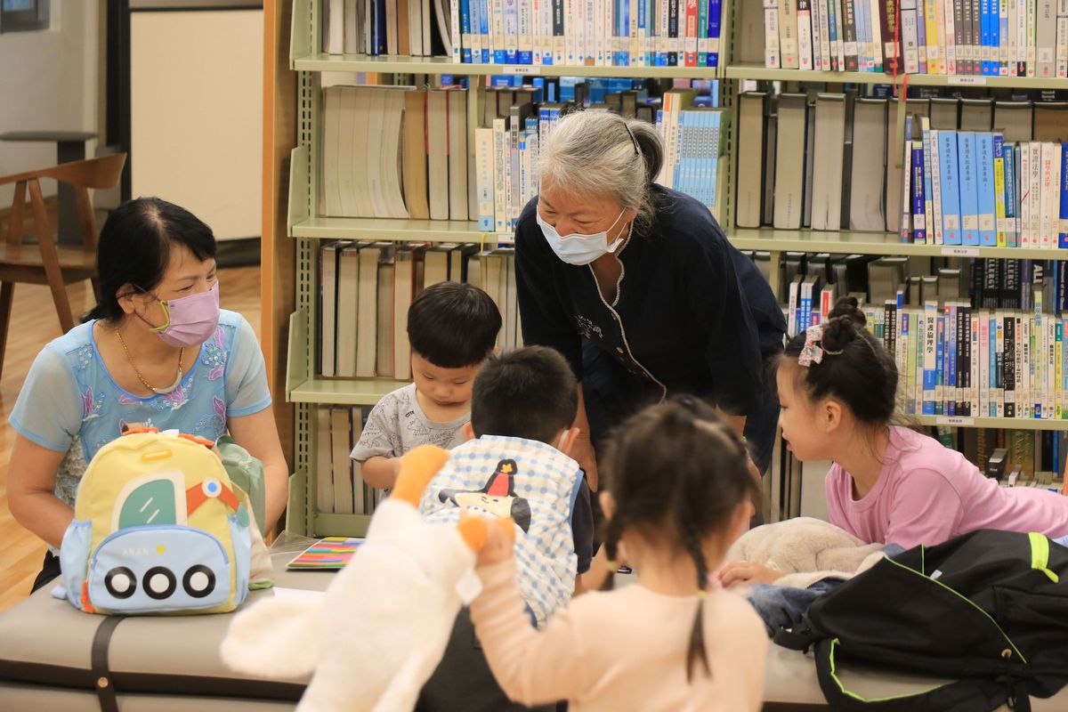 台中慈濟醫院推出創新員工福利，由慈濟志工組成教育團隊，於颱風天為醫護同仁提供臨時托育服務，打造安心的避風港。