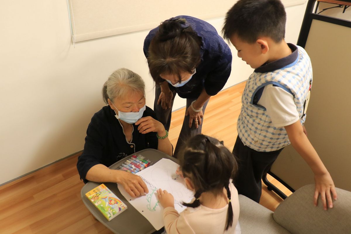 台中慈濟醫院推出創新員工福利，由慈濟志工組成教育團隊，於颱風天為醫護同仁提供臨時托育服務，打造安心的避風港。