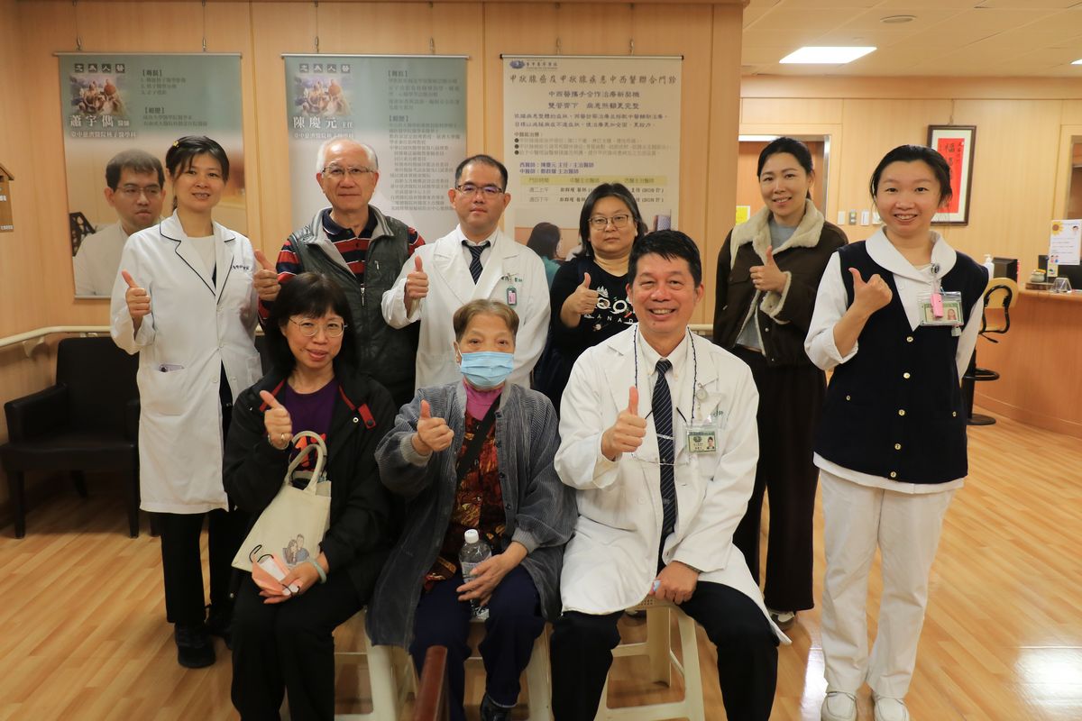 核子醫學科團隊和病友拍合照。