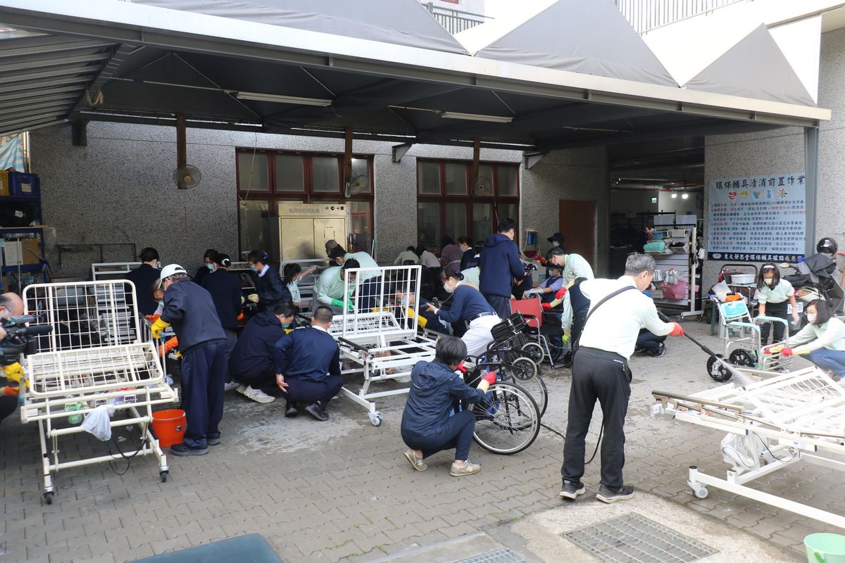 在平台志工指導下醫院同仁分組進行輔具清消。