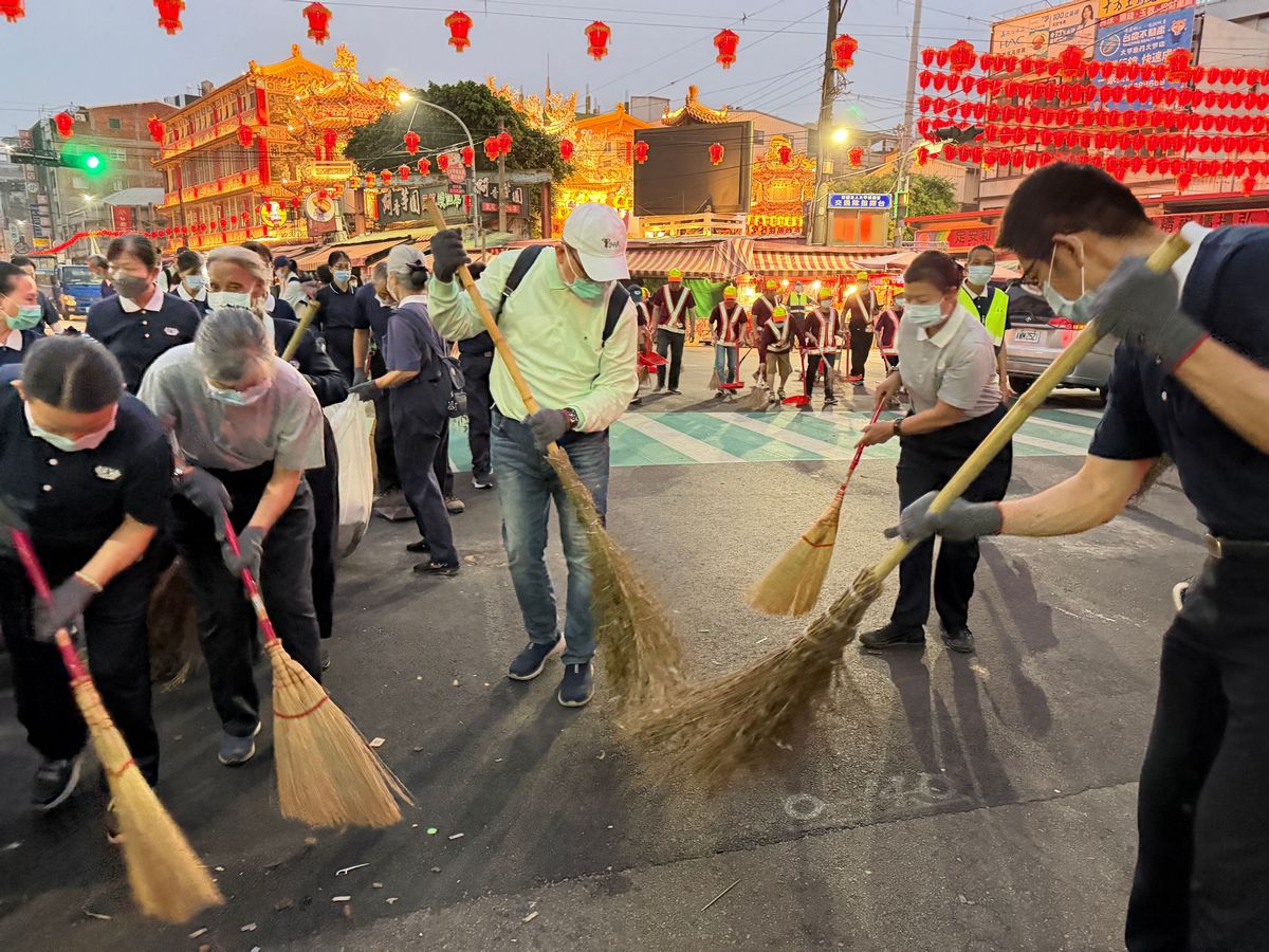 林英超醫務秘書（右三）覺得大家一路往前所經過的街道都乾淨了起來，很有成就感。