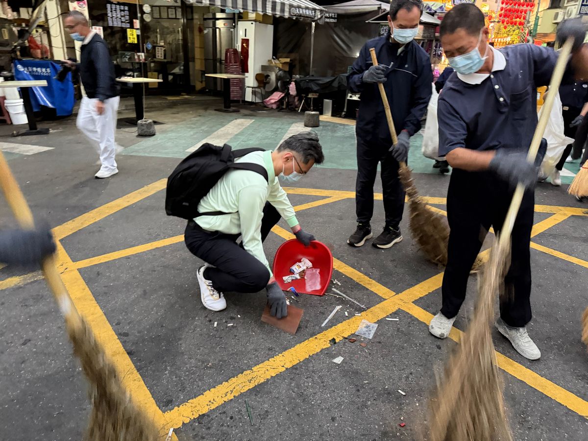 第一次參與掃街的鄭紹彬主任（右三）覺得打掃街道活動很有意義。