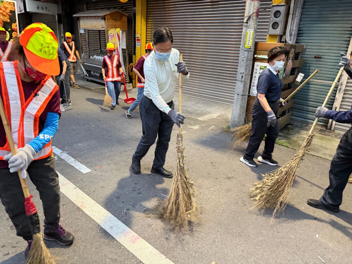 邱國樑副院長（左二）表示雖然很快就打掃完成，但是大家參與的熱情不變。